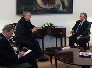 Armenian FM receives CIS election observation mission