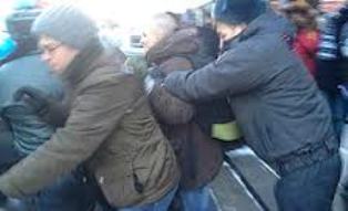 Православные активисты и ЛГБТ-активитсы подрались у здания Госдумы