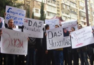 В Баку сожгли фотографии писателя Акрама Айлисли: «Армянин Акрам, уезжай из ст