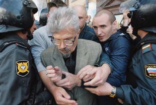 На триумфальной площади в Москве задержали Эдуарда Лимонова