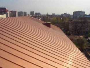 Շենքի տանիքի ճաղավանդակը պոկվել եւ կախվել էր