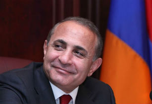 «Ժամանակ». Հովիկ Աբրահամյանը հաճախորդ է «կպցնում»