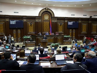 Պե՞տք է արդյոք քաղծառայողները կուսակցական կրծքանշաններ կրեն. բանավեճ ԱԺ-ում