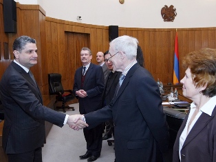 Armenian PM receives EU delegation
