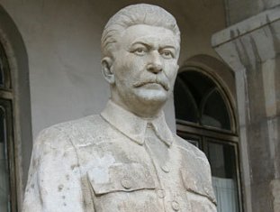 В Грузии осквернен возвращенный недавно на пьедестал памятник Сталину