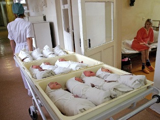 Молодые семьи не доверяют роддомам в глубинке