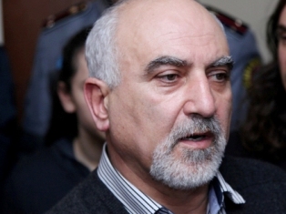 Armenia’s wounded presidential contender visits fellow candidate on hunger strik