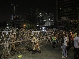 У университета Каира начались столкновения сторонников Мурси с военными
