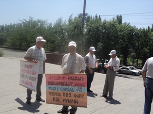Больные летчики протестуют у здания Национальной академии наук Армении
