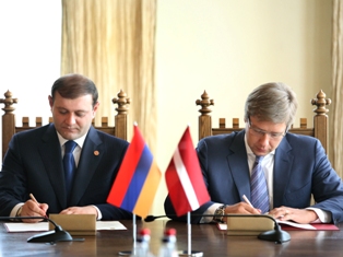 Երեւանի եւ Ռիգայի քաղաքապետերը երկու քաղաքների եղբայրացման համաձայնագիր են ստորա