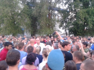 В Саратовской области России местные жители вышли на митинг с требованием высели
