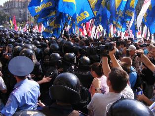 Украинские оппозиционеры штурмуют здание Киевсовета