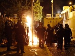 В Белфасте протестанты с мечами запустили в голову депутата кирпичом