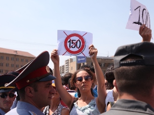 «100 դրամ կտանք ձեզի, փոխենք օրենք հանուն մեզի». քաղաքապետարանի մոտ իրավիճակը շա