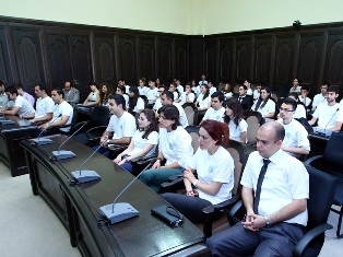 Վարչապետն ընդունել է «Լույս» հիմնադրամի ուսանողներին