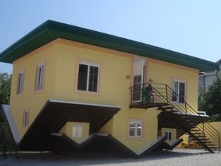 Под Геленджиком построили дом вверх ногами