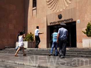 Դավիթ Սանասարյանը «Կերեք, կշտացեք» գրությամբ տորթը քաղաքապետարանի շենք տարավ