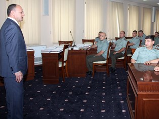 Министр обороны: Офицеры должны укреплять полученные за рубежом знания