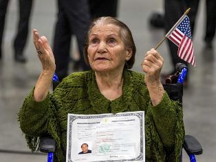 На 100-м году жизни уроженка Ирана дождалась американского гражданства
