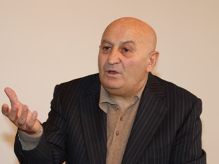 «Հրապարակ». Մաքսիմ Հակոբյանն ուզում է իր բարեկամին պատգամավոր դարձնել