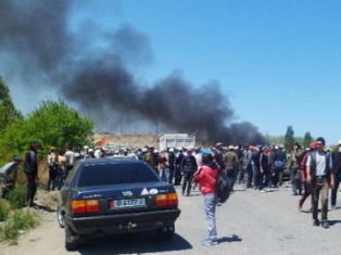 В Киргизии около ста человек напали на опергруппу наркоконтроля