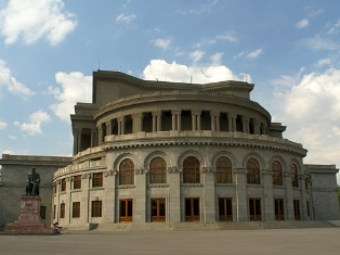 Օպերայի եւ բալետի ազգային թատրոնի տնօրեն. Ստեղծագործական կոլեկտիվներում հաճախ են