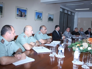 Պաշտպանության նախարարը ազատամարտիկների հետ քննարկել է նրանց հուզող խնդիրները