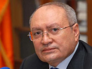 Աղվան Հովսեփյանն ԱՄՆ դեսպանին պարգեւատրել է դատախազության 95-ամյակի հուշամեդալով