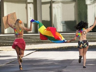 Femen атаковали здание посольства России в Стокгольме