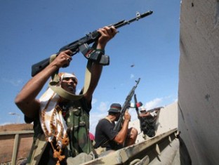Боевики в Триполи напали на машину с заключенными