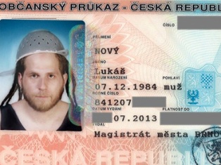 В Чехии последователь новой религии сфотографировался на документы с дуршлагом н