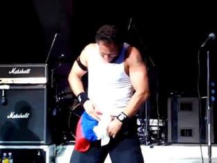 На Bloodhound Gang завели уголовное дело за надругательство над российским флаго