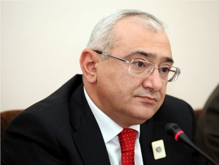 Truck crashes into Armenian official’s  vehicle