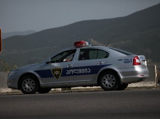 В Грузии полицейский автомобиль протаранил машину из Армении