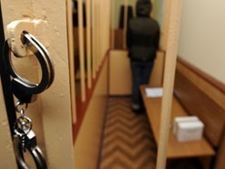Задержанный вор повесился на шнурках
