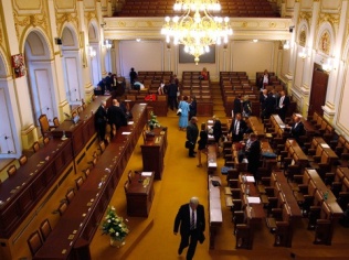 Парламент Чехии добровольно сложил свои полномочия