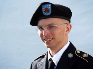 Информатор Wikileaks заявил о намерении сменить пол