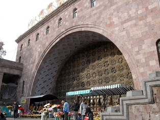 «Ազատագրենք հուշարձանն օլիգարխից». Մեր աչքի առաջ բարբարոսաբար քանդում ու աղճատու