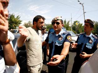 Ոստիկանները բերման են ենթարկել ակտիվիստ Արեն Մանուկյանին եւ շուկայի նախկին աշխատ