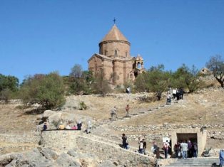 Առաջին անգամ Վանի Աղթամարում եւ Դիարբեքիրի Սուրբ Կիրակոսում պատարագները կհաջորդե