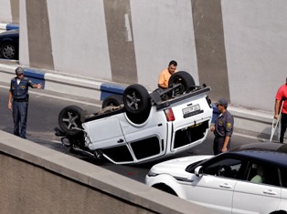 Jeep turns upside-down near Armenia’s Police building (PHOTOS)