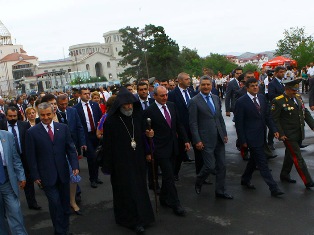 Armenian PM pays tribute to Karabakh freedom fighters