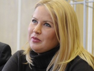 Домашний арест Евгении Васильевой скрашивают дорогие наряды