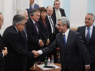 Армянский драм празднует 20 летие - в Ереван прибыли самые именитые баникиры