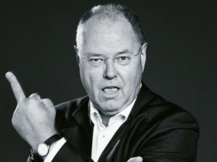 Кандидат в канцлеры ФРГ ответил журналистам неприличным жестом