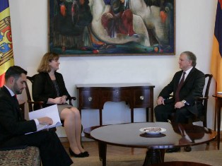 Armenia FM and Moldova deputy PM discuss bilateral relations