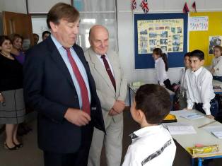 Բրիտանացի պատգամավորներն այցելել են Գյումրի եւ հանդիպել Բայրոնի անվան դպրոցի աշա