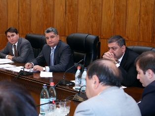 Վարչապետի մոտ ընթանում են 2014 թ. պետբյուջեի նախագծի նախնական տարբերակի քննարկու