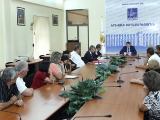 Քաղաքապետարանում քննարկել են Արցախի 4-րդ նրբանցքի վթարային շենքի հարցը