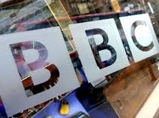 Ведущий BBC вышел в эфир с пачкой бумаг в руках вместо планшета